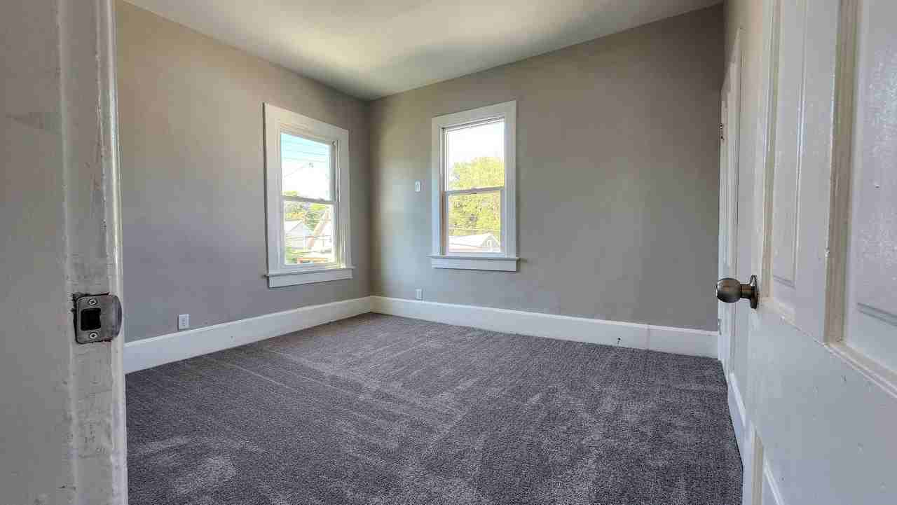 213 Washington St - Photo 6 of 8