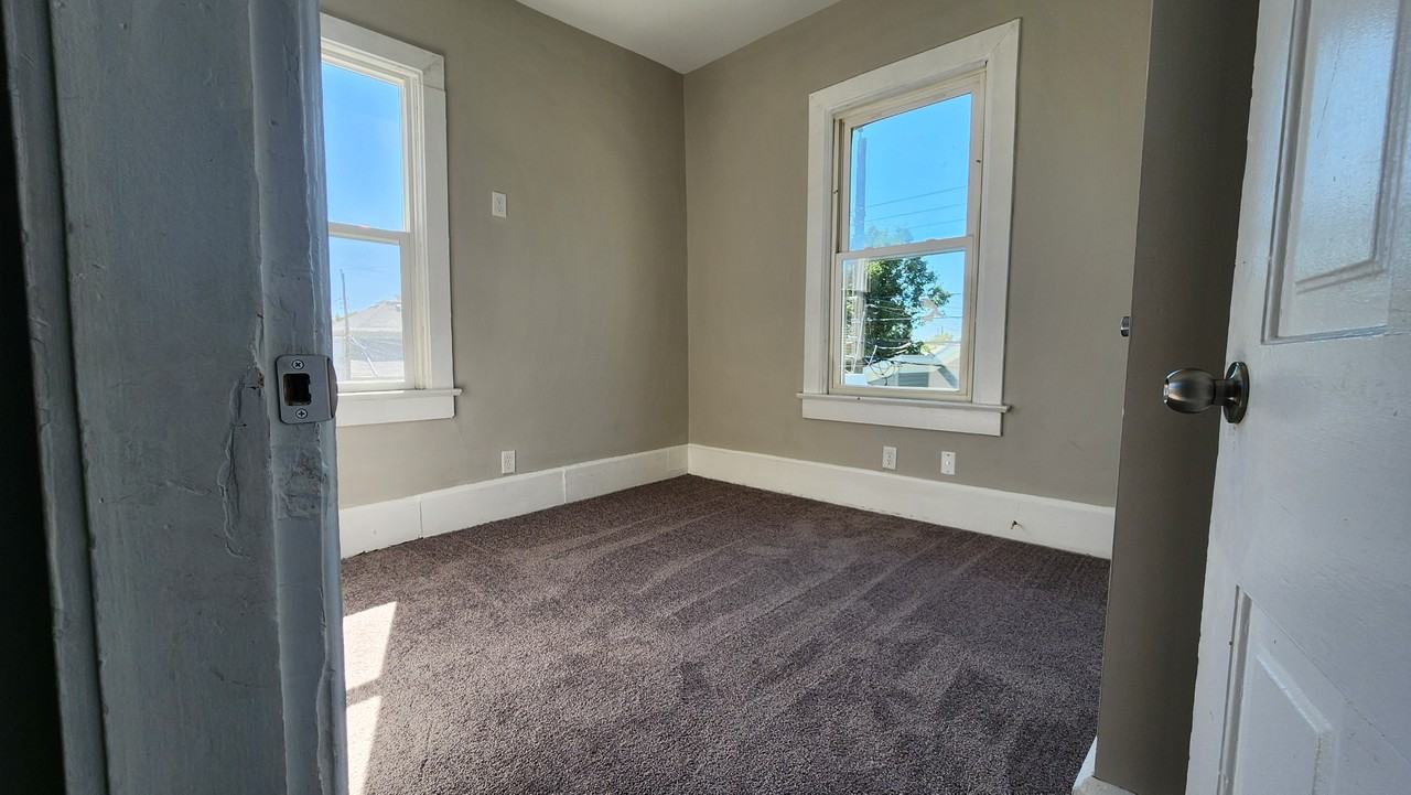 213 Washington St - Photo 7 of 8