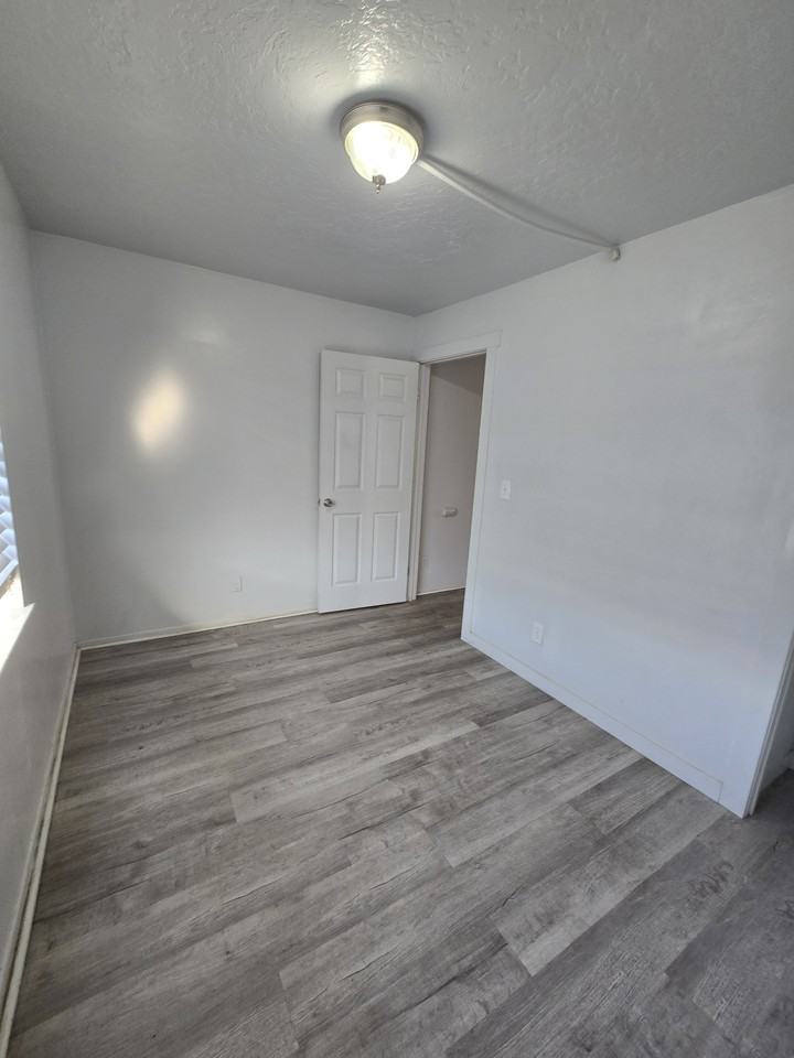 1070 Mckinley Ave #13 - Photo 4 of 30