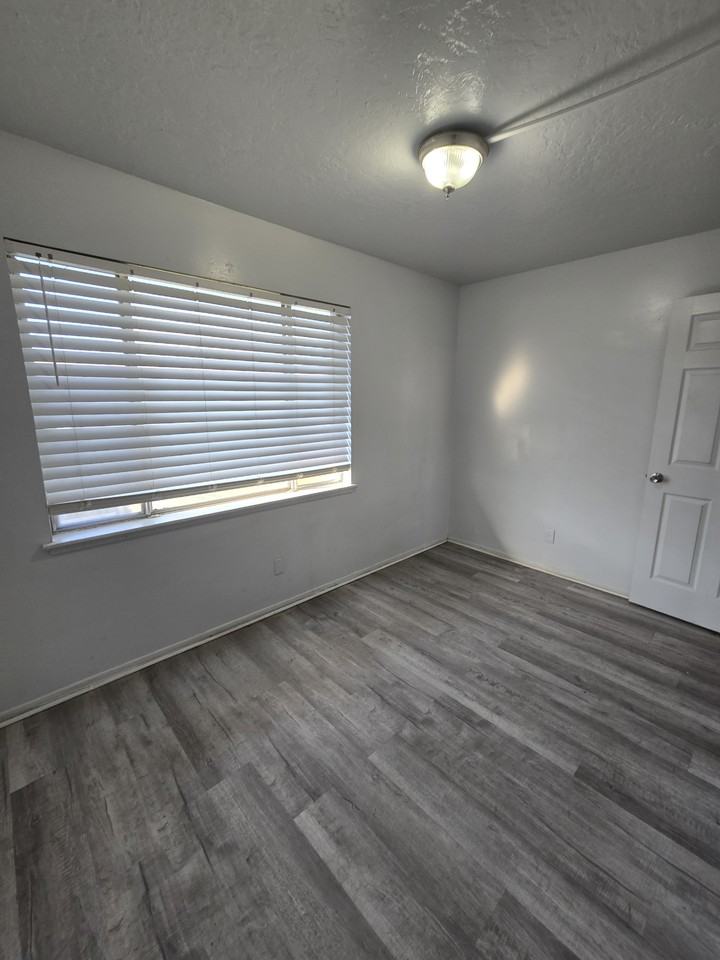 1070 Mckinley Ave #13 - Photo 6 of 30