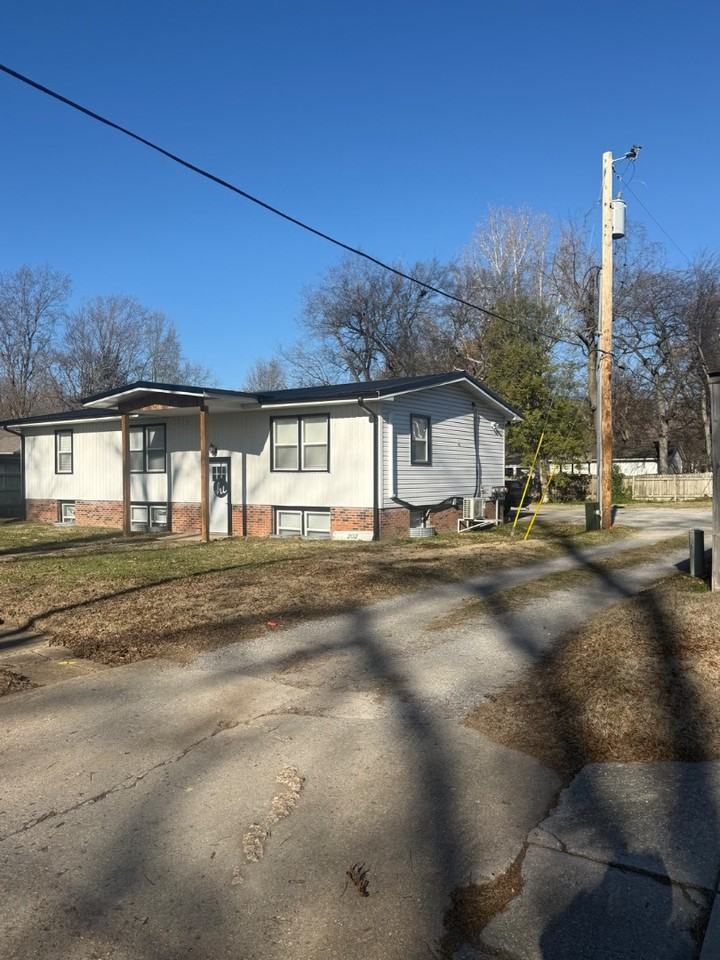 202 E Woodlawn St - Photo 2 of 4