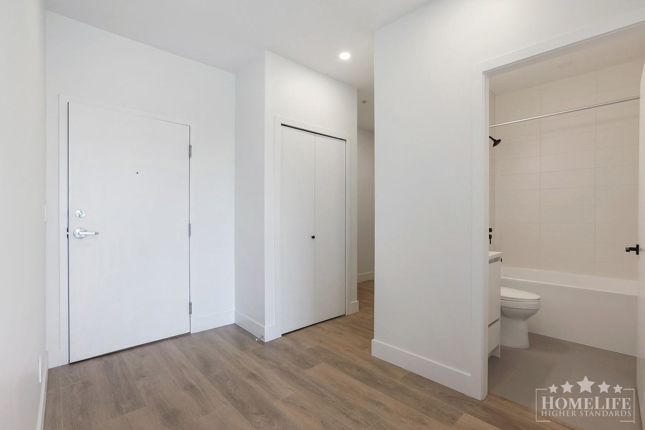 8496 120 St - Photo 5 of 21