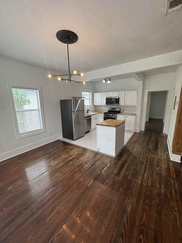 1323 Burnet St #1 - Photo 7 of 25