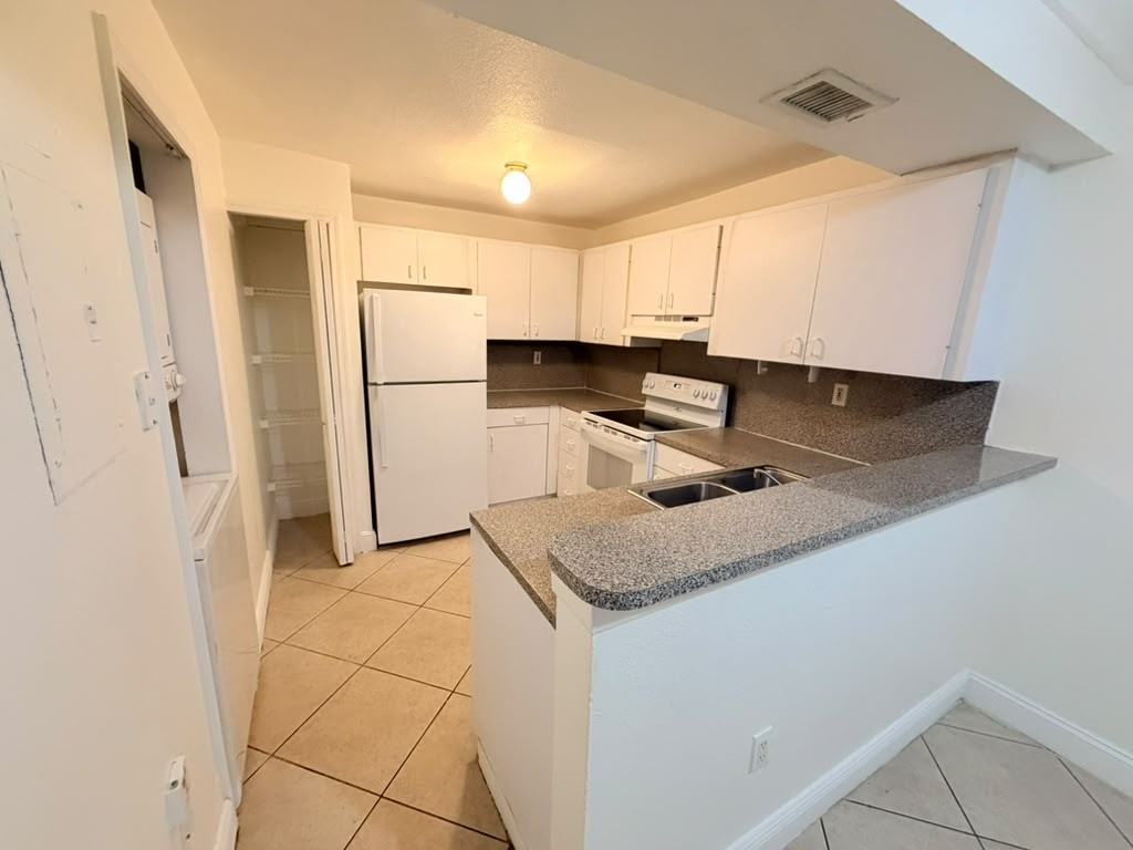 15410 SW 82 LaneUnit 815 #1 - Photo 3 of 18