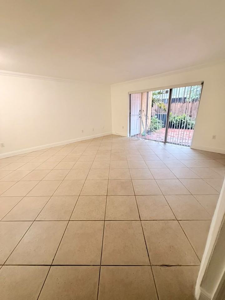 15410 SW 82 LaneUnit 815 #1 - Photo 4 of 18