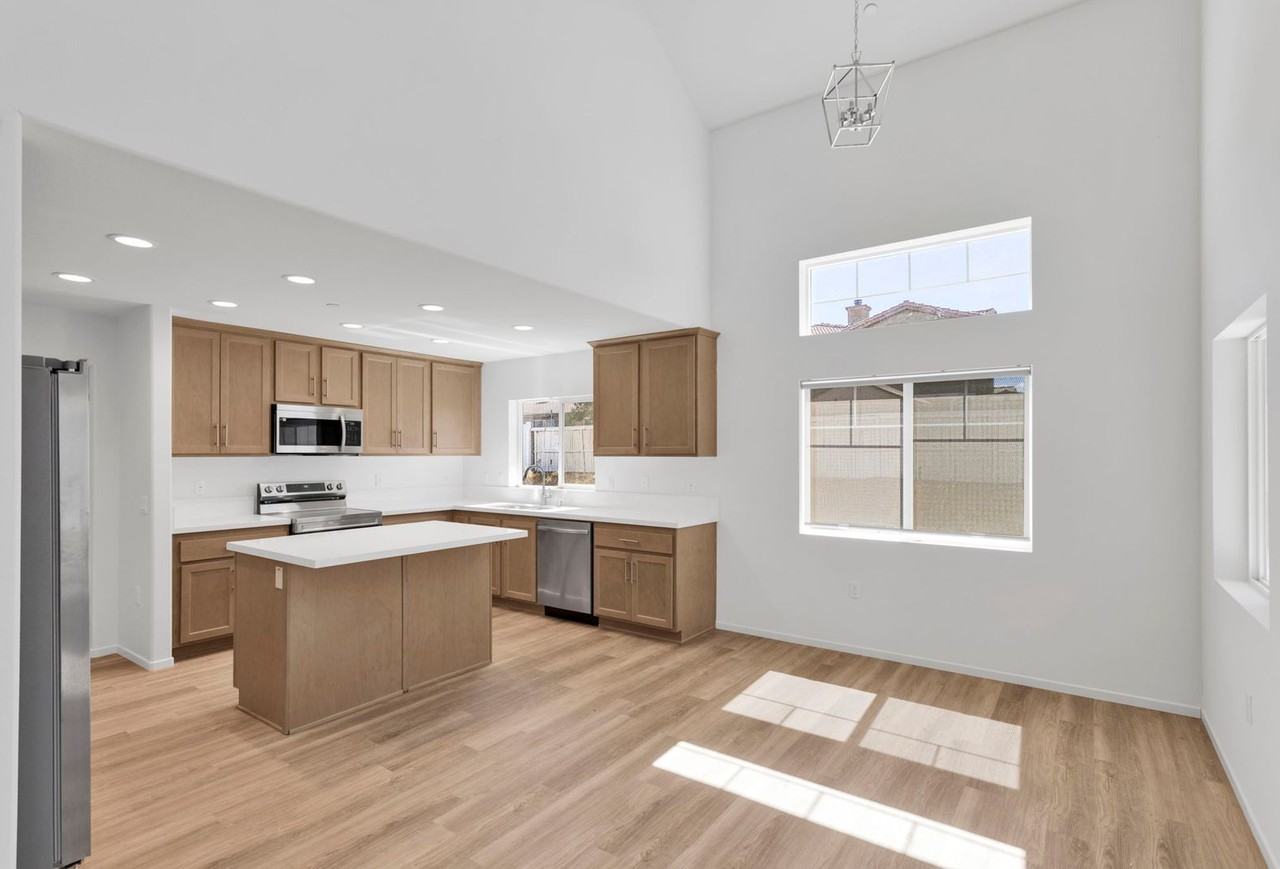 11715 Sebastian St - Photo 7 of 41