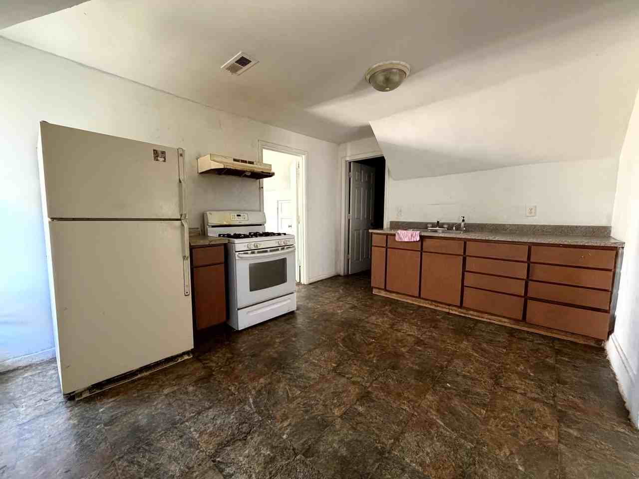 500 Middlebury St #2 - Photo 5 of 9