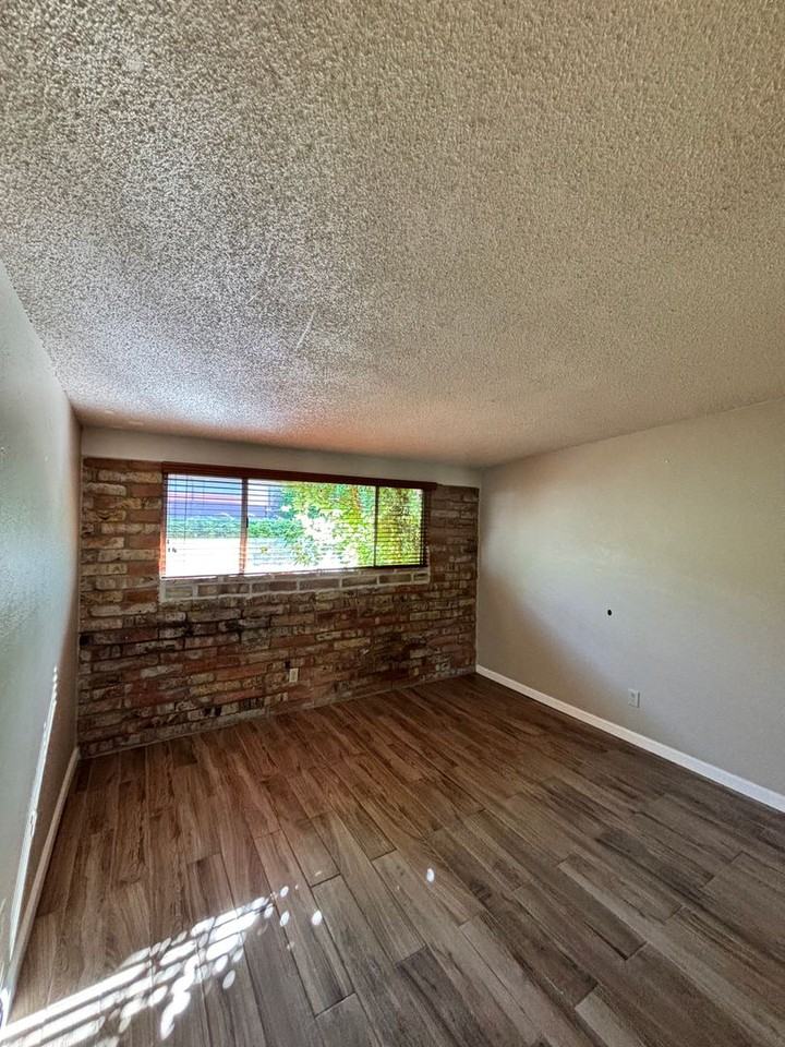 935 E Adelaide Dr - Photo 5 of 8