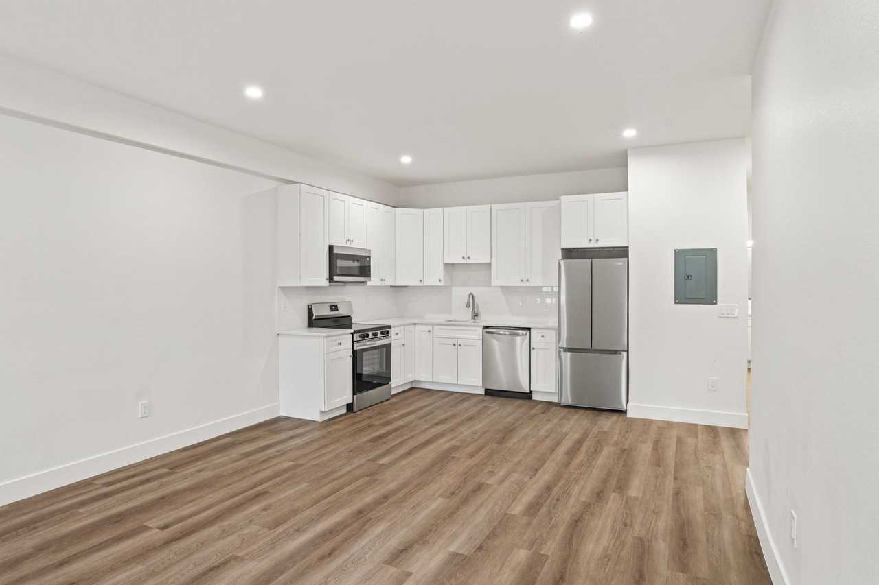 1105 11th St #1 - Photo 4 of 21