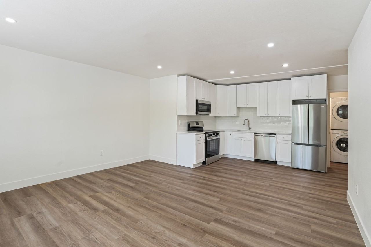 1105 11th St #6 - Photo 3 of 11