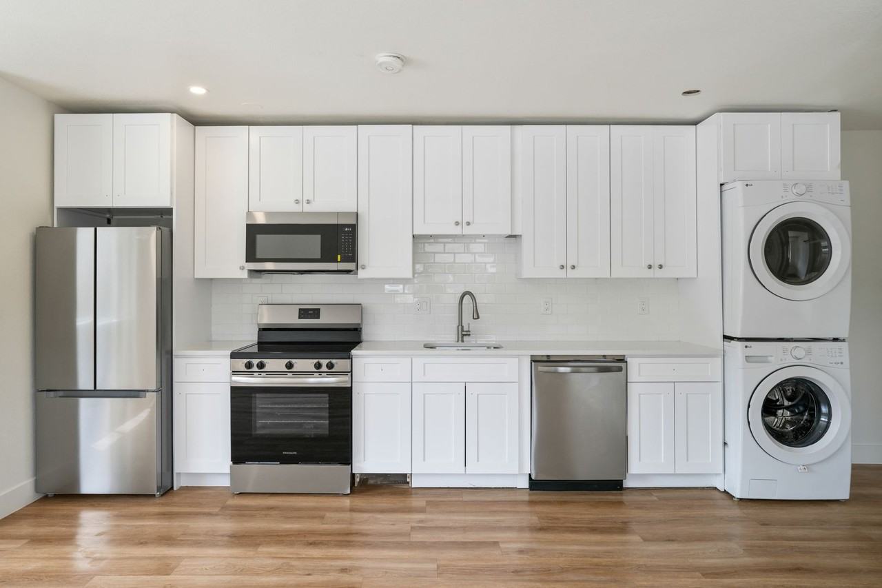 1105 11th St #9 - Photo 2 of 15