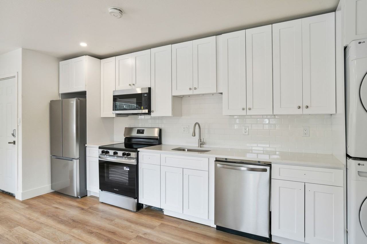 1105 11th St #9 - Photo 3 of 15