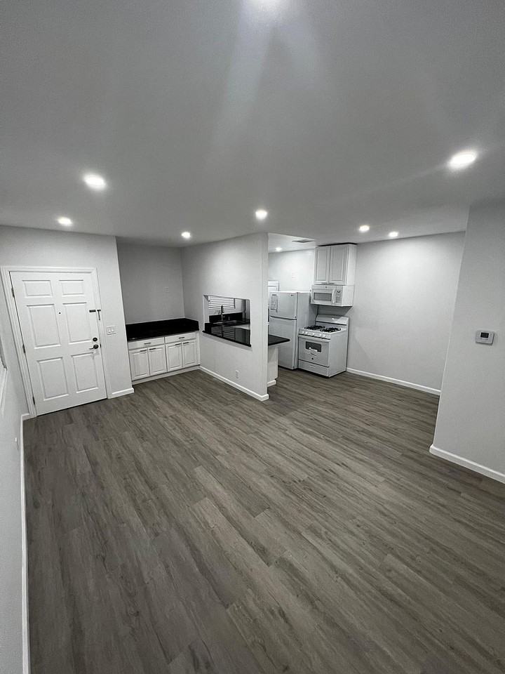 1920 N Mariposa Ave #1 - Photo 3 of 9