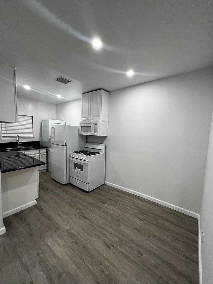 1920 N Mariposa Ave #1 - Photo 7 of 9