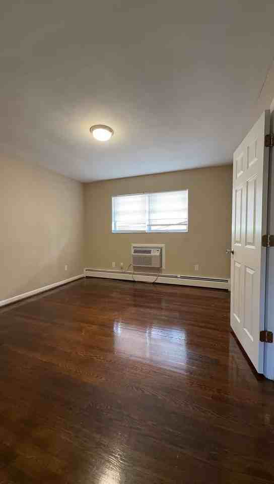 223 Mountain Ave Sw #4 - Photo 4 of 8