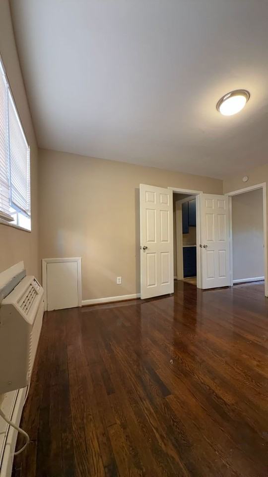 223 Mountain Ave Sw #4 - Photo 5 of 8