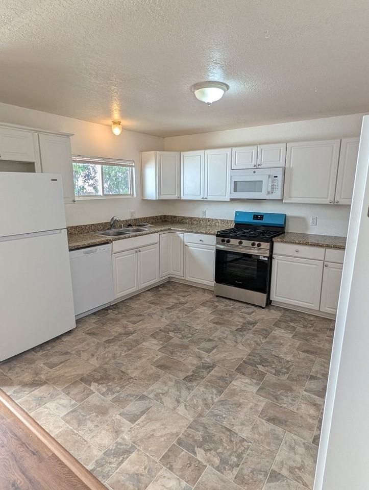 1139 1139 Franklin   1/2 - Photo 2 of 8