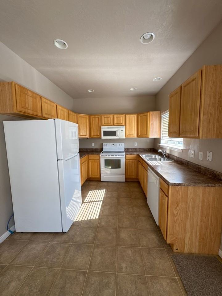 1551 W 300 S - Photo 4 of 20