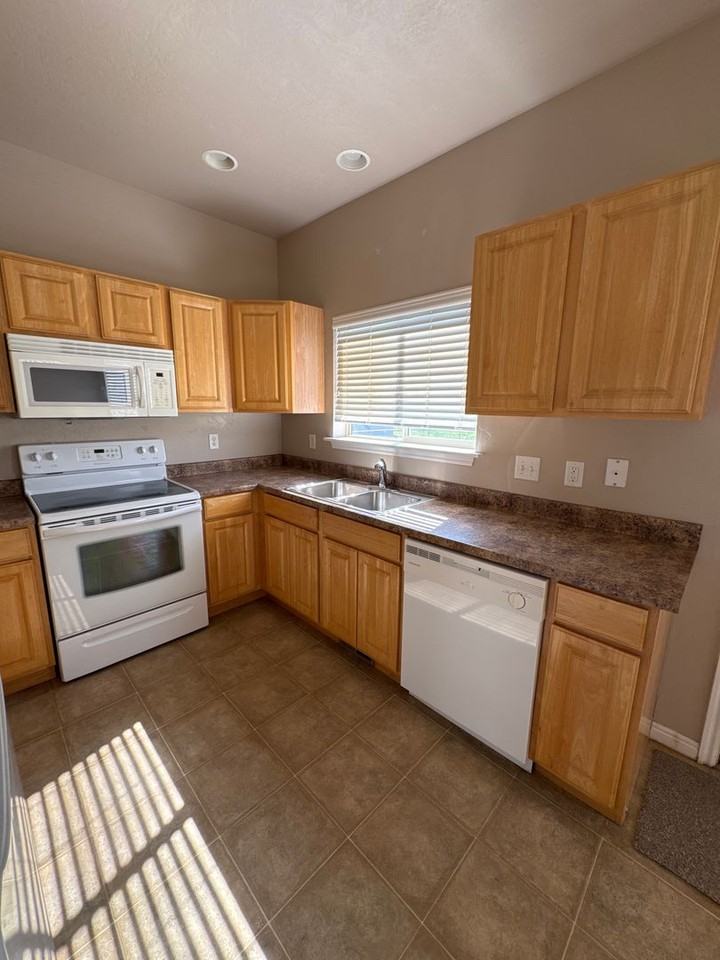 1551 W 300 S - Photo 5 of 20