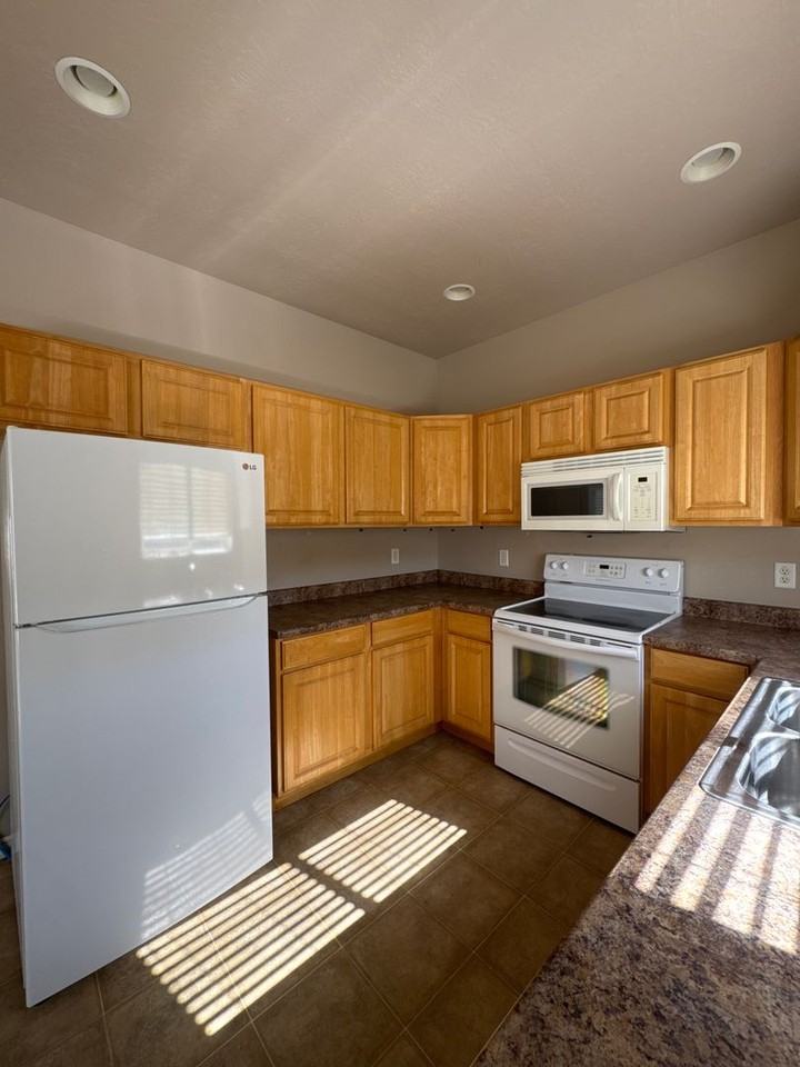 1551 W 300 S - Photo 6 of 20