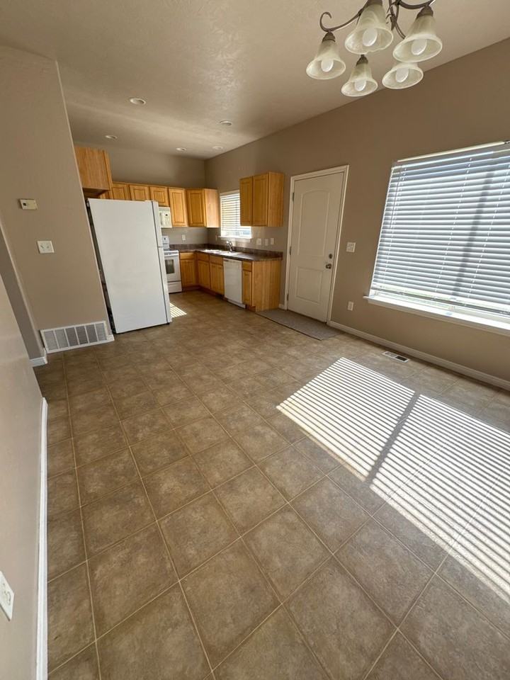 1551 W 300 S - Photo 7 of 20