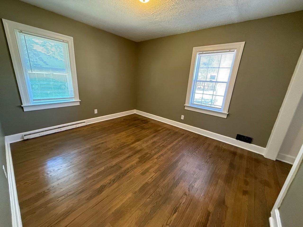 319 Forrest Rd W - Photo 5 of 10