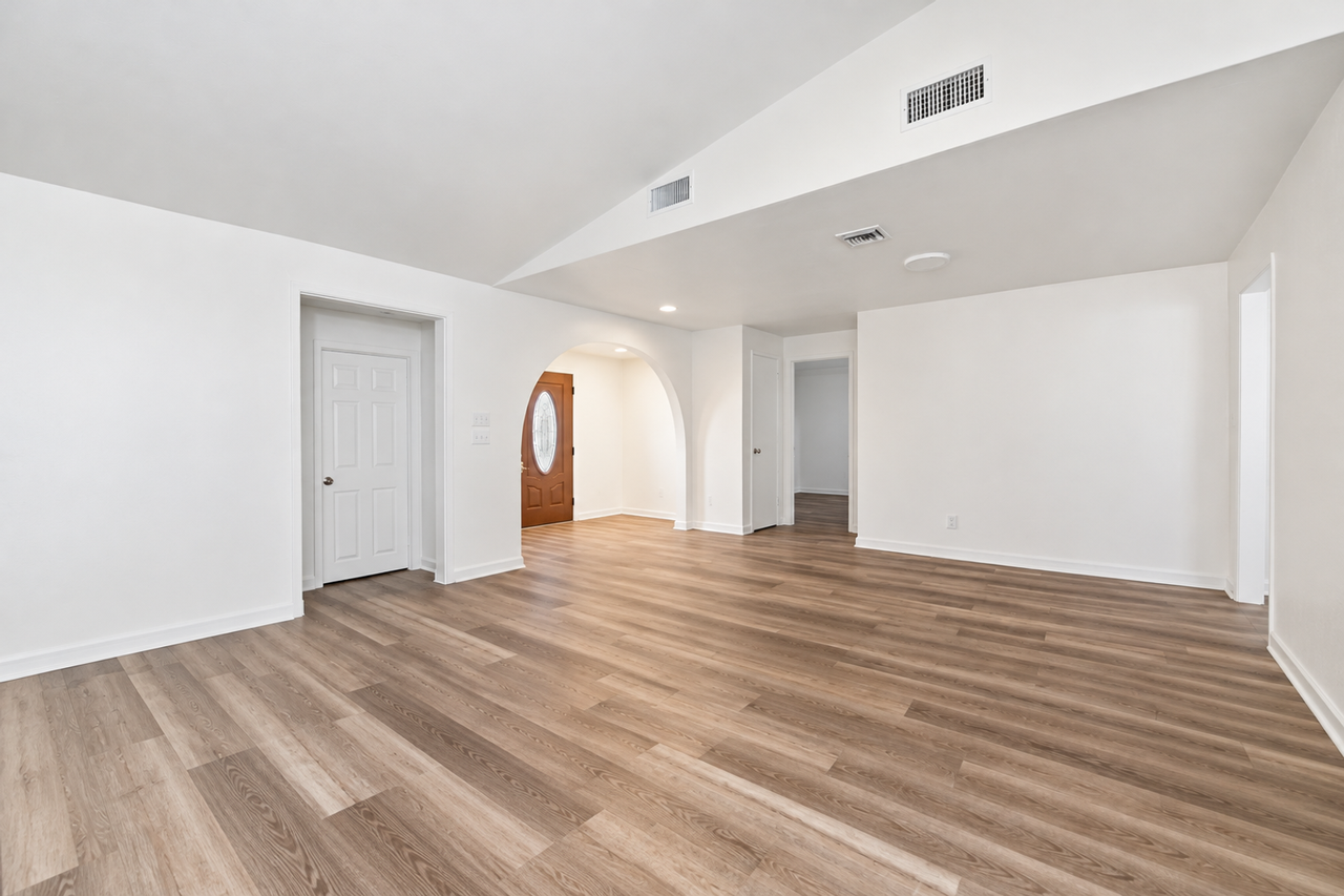 5241 Remington Rd - Photo 2 of 27