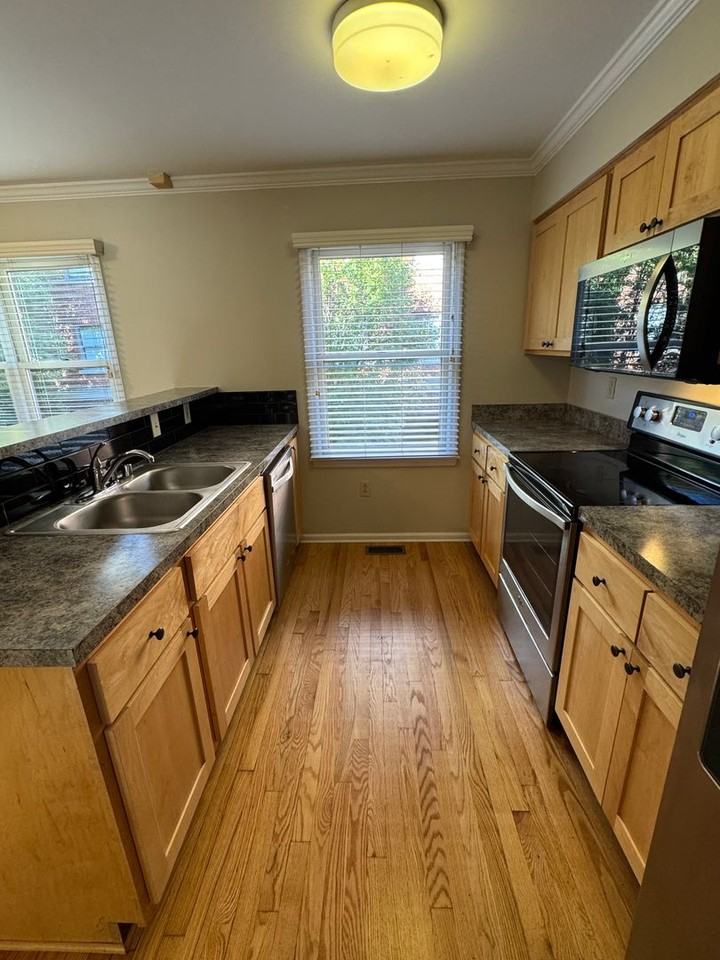 644 S 2nd St #4 - Photo 5 of 24
