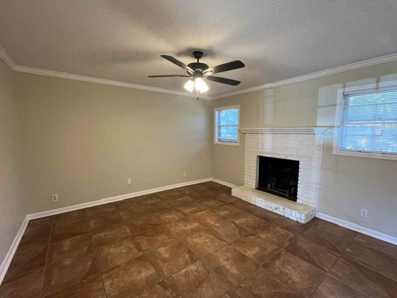 2114 Ashland Dr - Photo 3 of 12