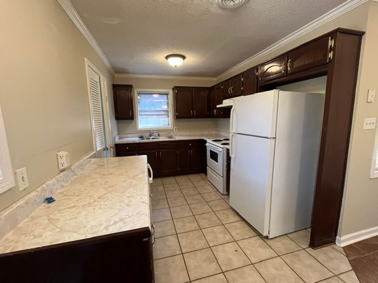 2114 Ashland Dr - Photo 4 of 12