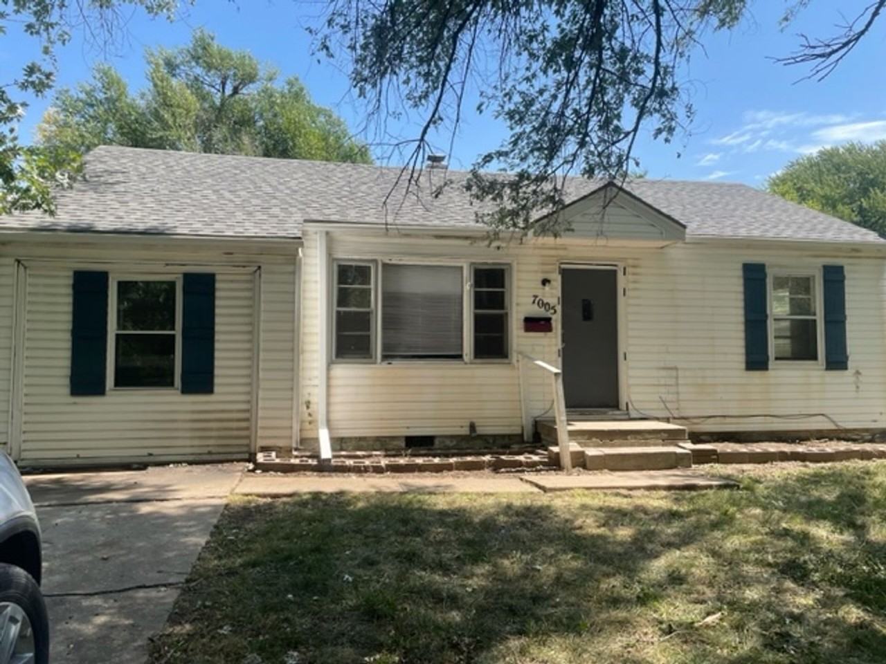 7005 Hunter St - Photo 2 of 23