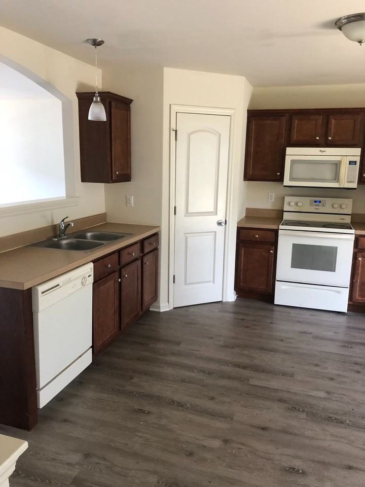 920 Lantern Ct - Photo 2 of 16