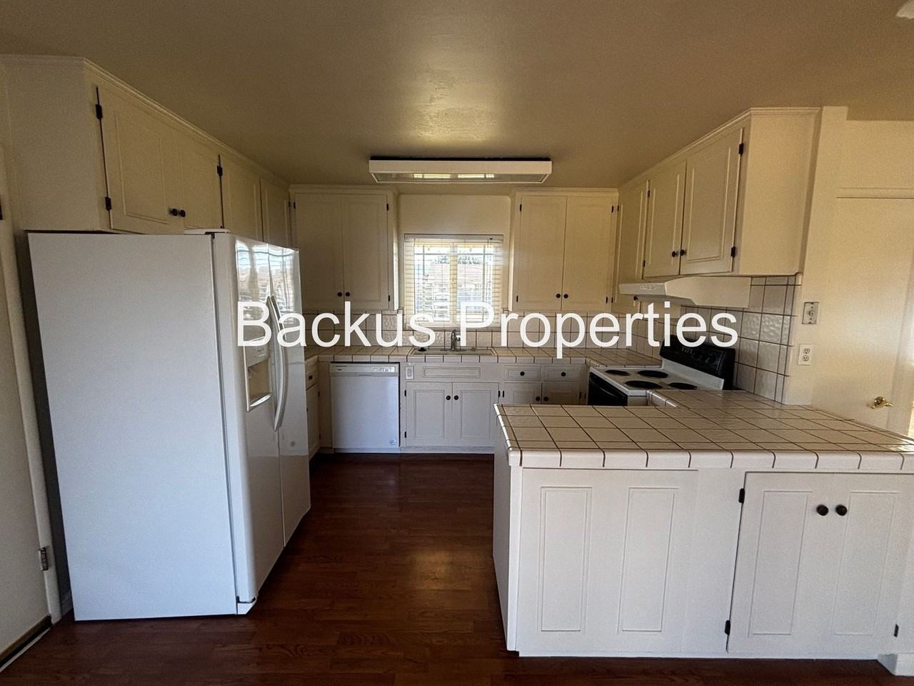 235 La Mesa Dr - Photo 7 of 21