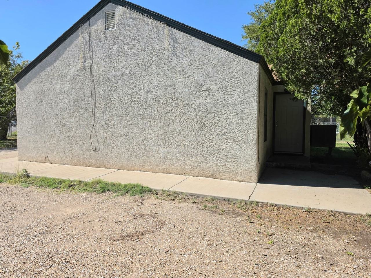 912 S Avenue B - Photo 2 of 31