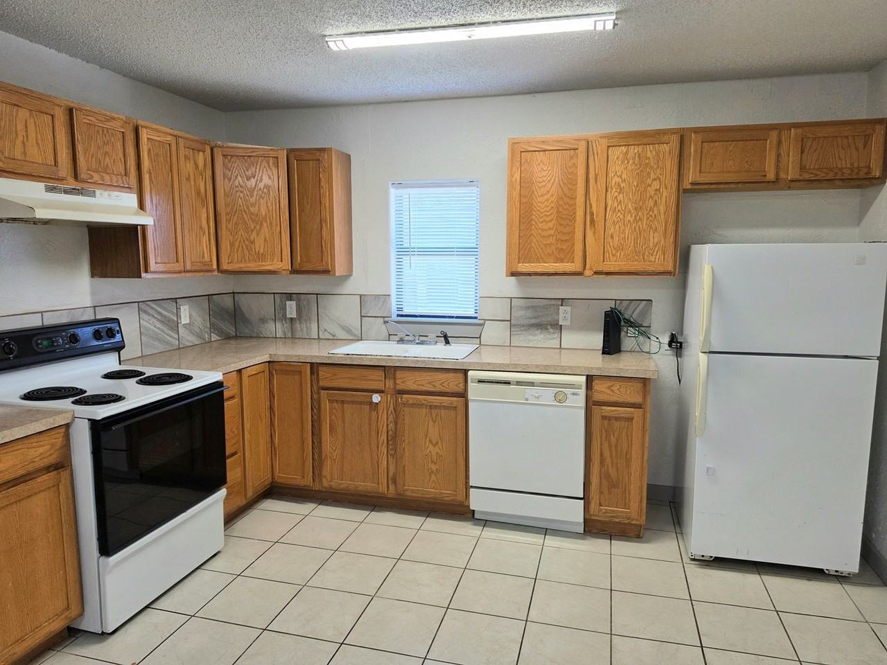 912 S Avenue B - Photo 7 of 31