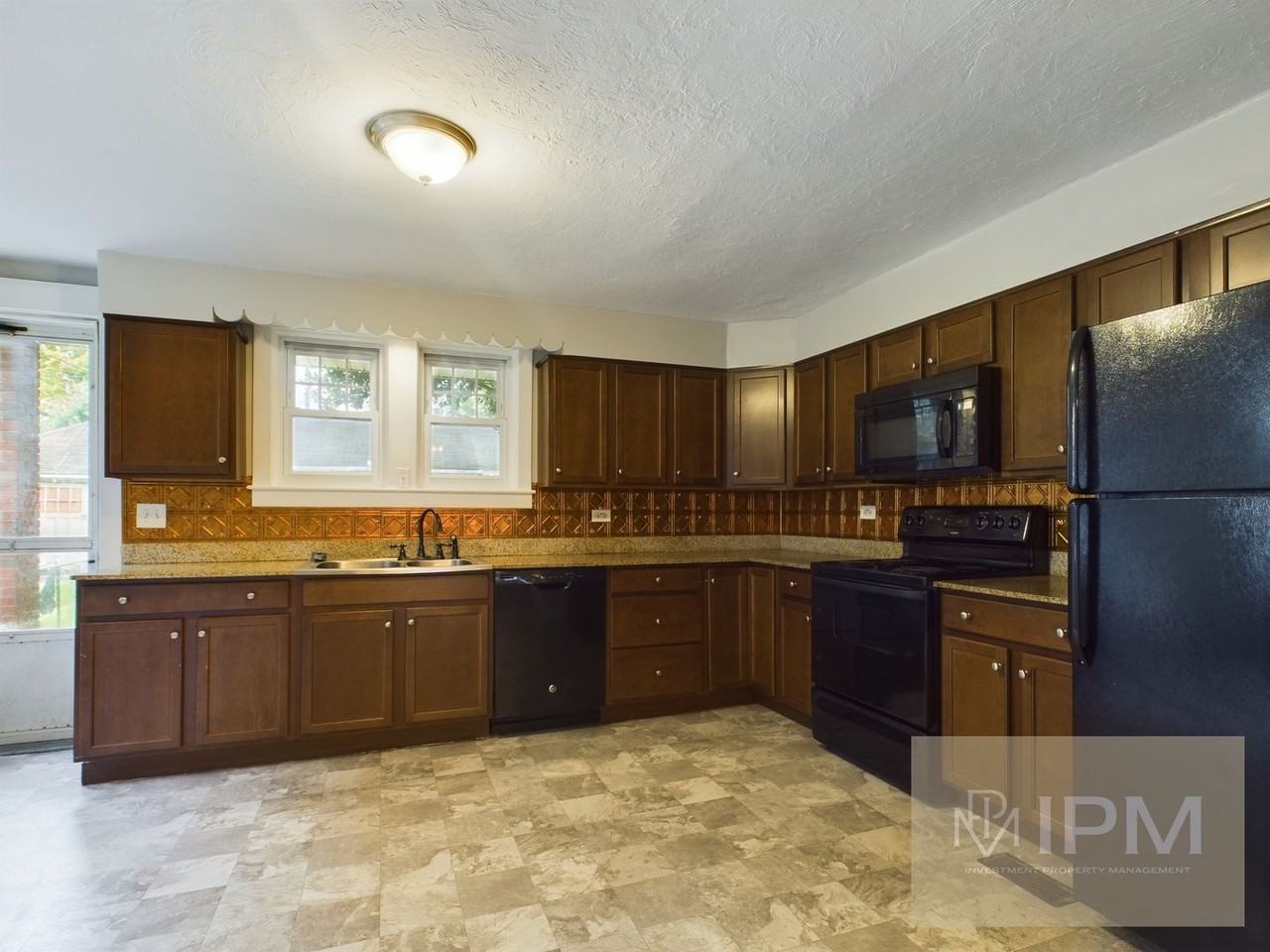 524 W Jackson St - Photo 5 of 17