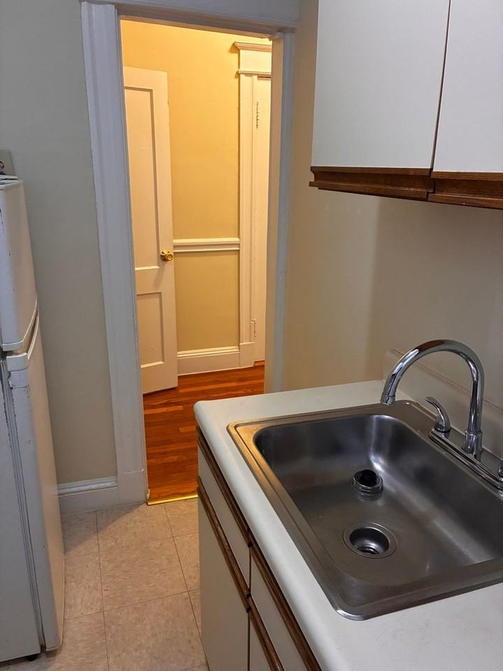 60 Woodstock Ave - Photo 4 of 6