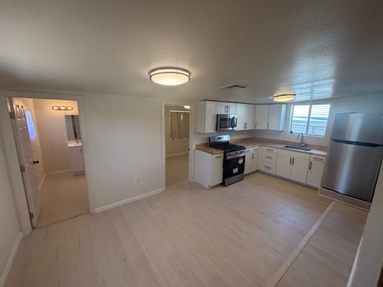 1186 Peach St - Photo 2 of 12