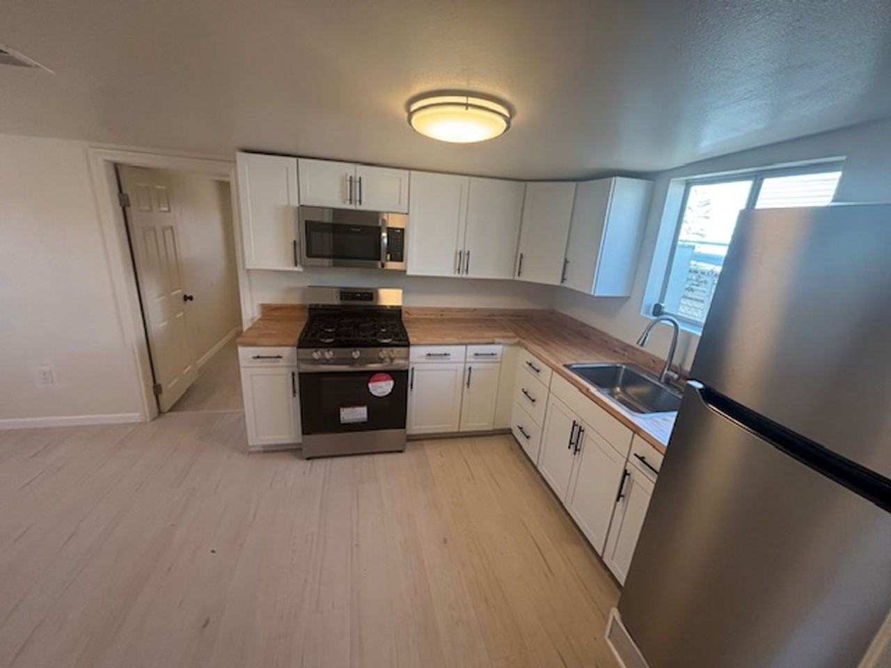 1186 Peach St - Photo 3 of 12