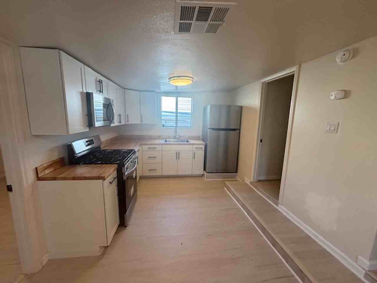 1186 Peach St - Photo 4 of 12