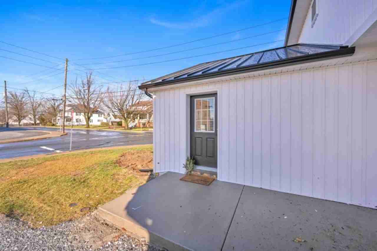 73 N Oak St - Photo 3 of 37