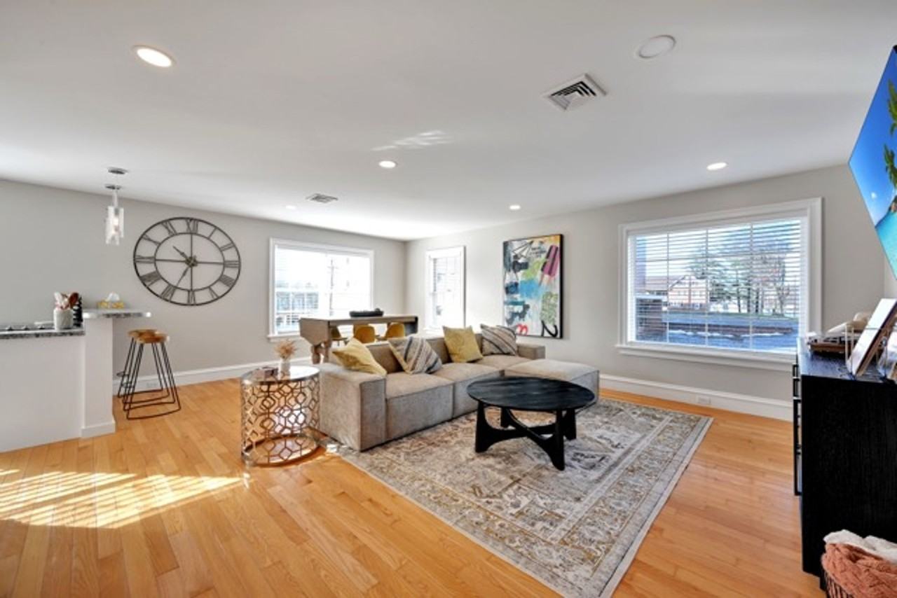 73 N Oak St - Photo 4 of 37
