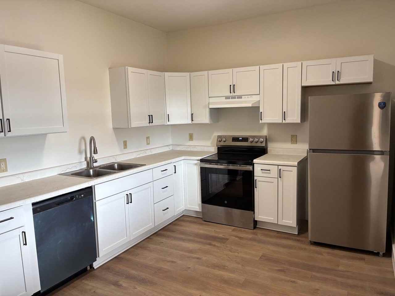 921 W 3rd St - Photo 2 of 2