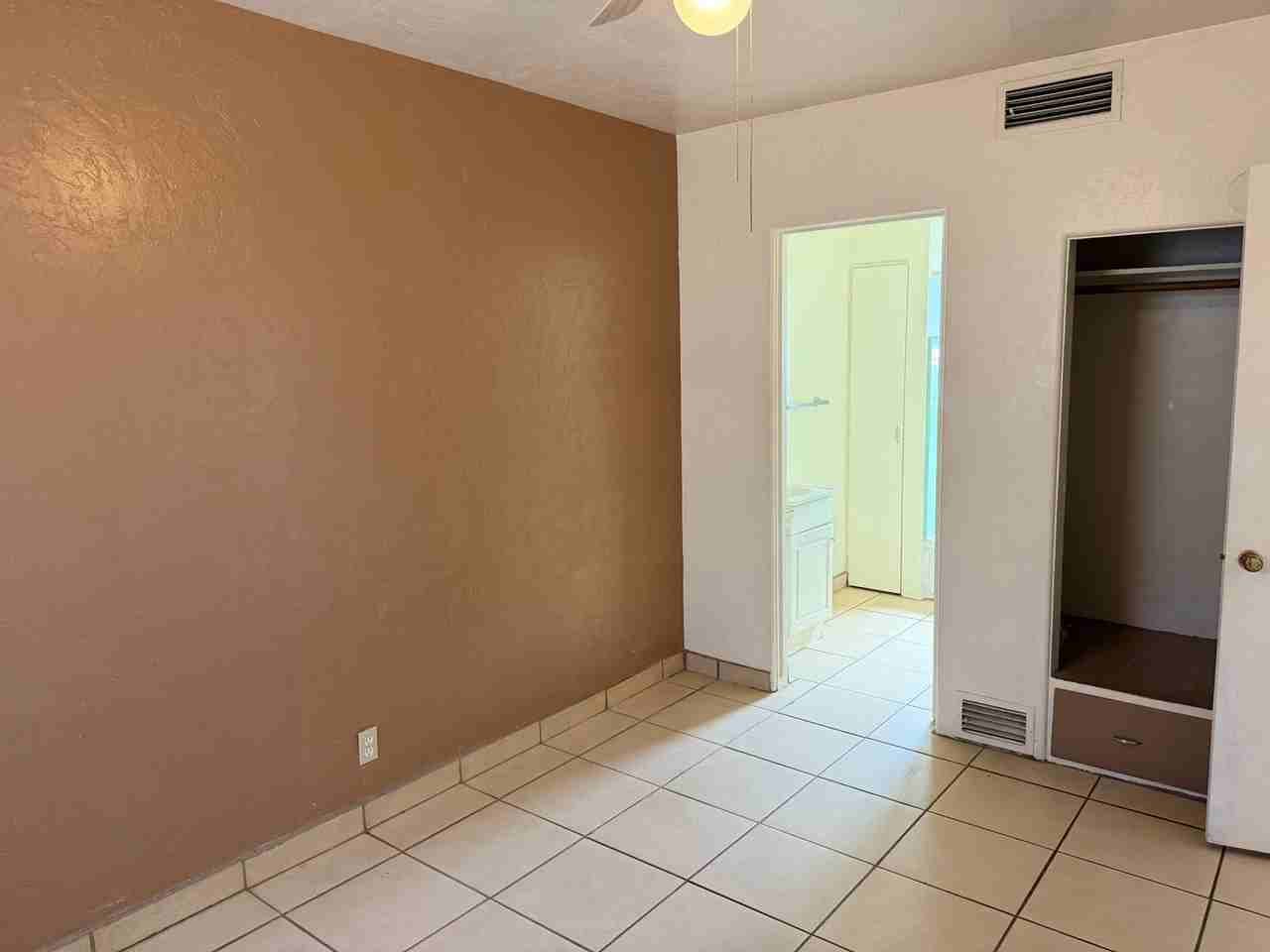 905 W 21st St - Photo 5 of 7