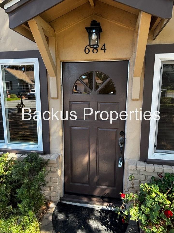 684 Alice St - Photo 2 of 28
