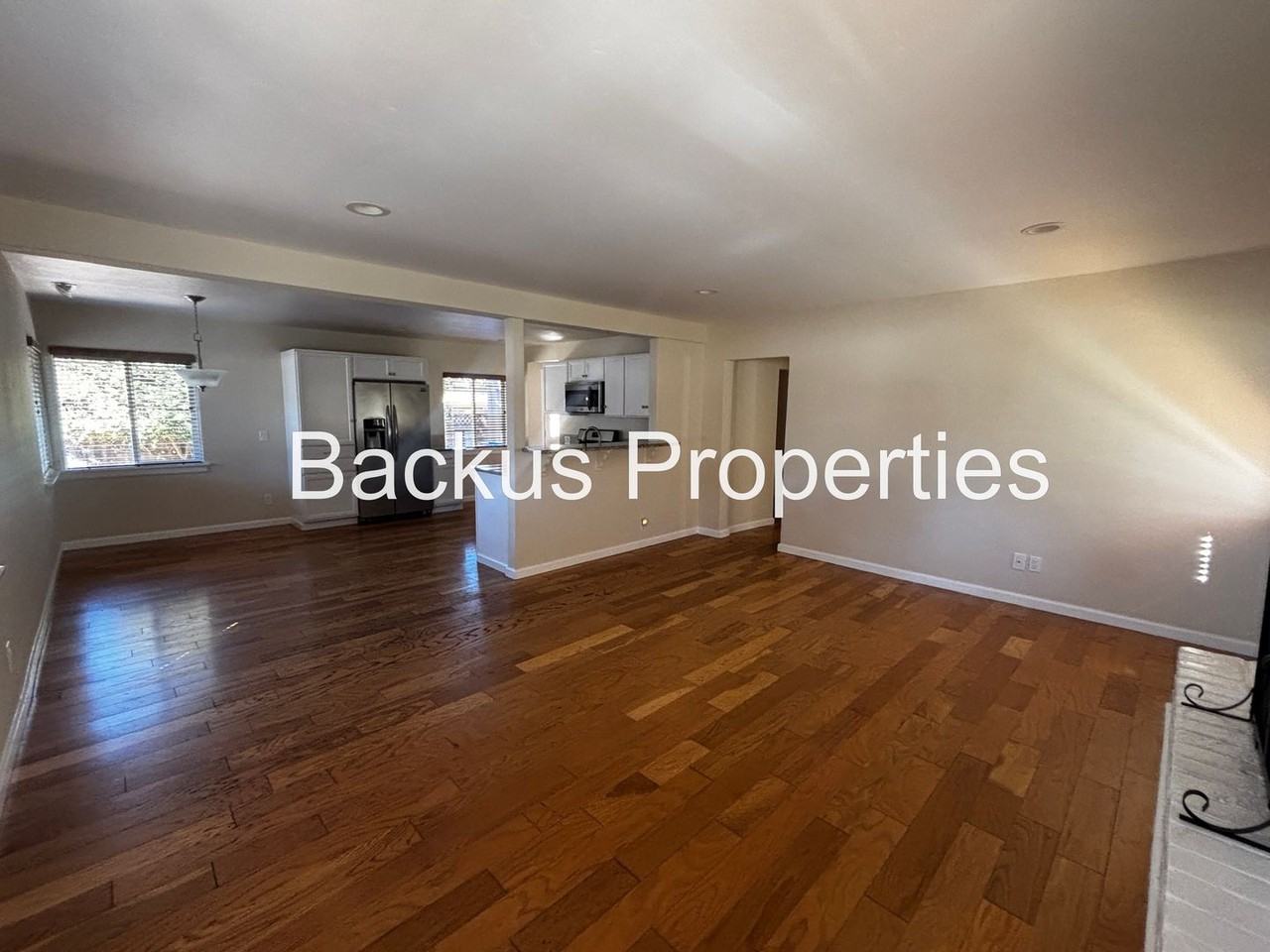 684 Alice St - Photo 3 of 28