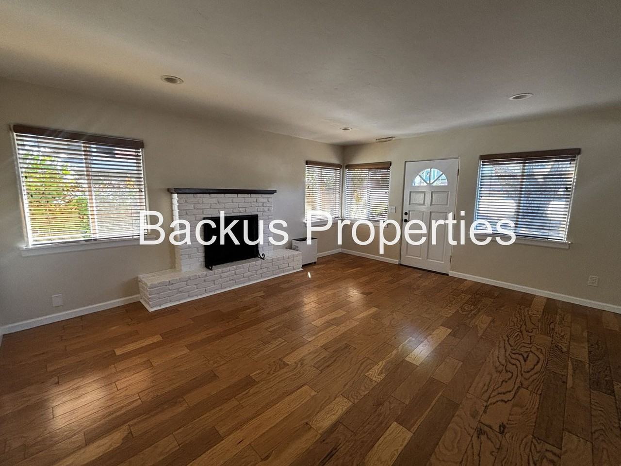 684 Alice St - Photo 4 of 28