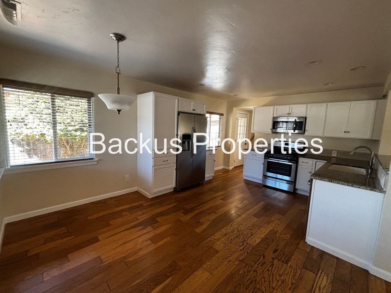 684 Alice St - Photo 5 of 28