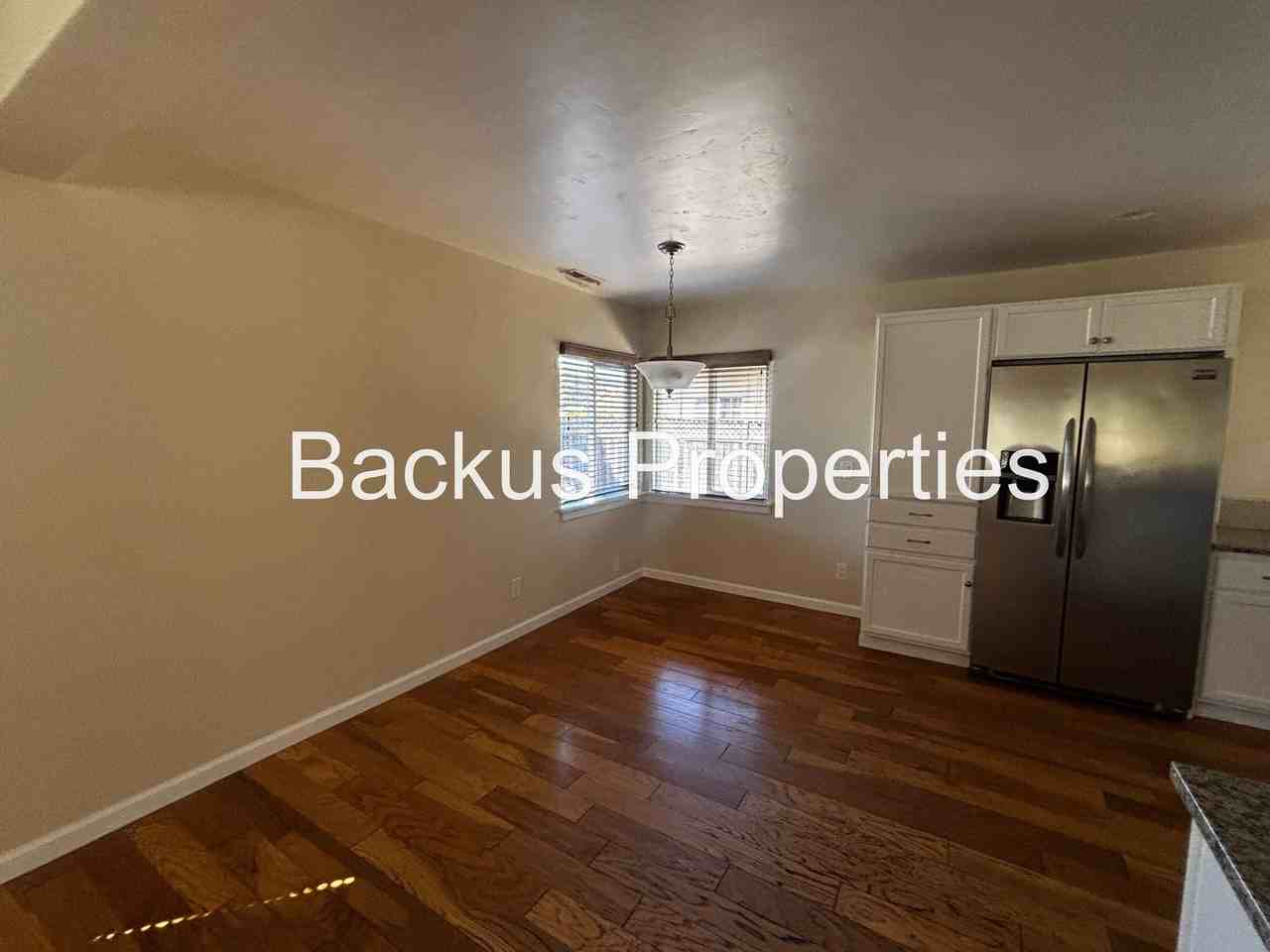 684 Alice St - Photo 6 of 28