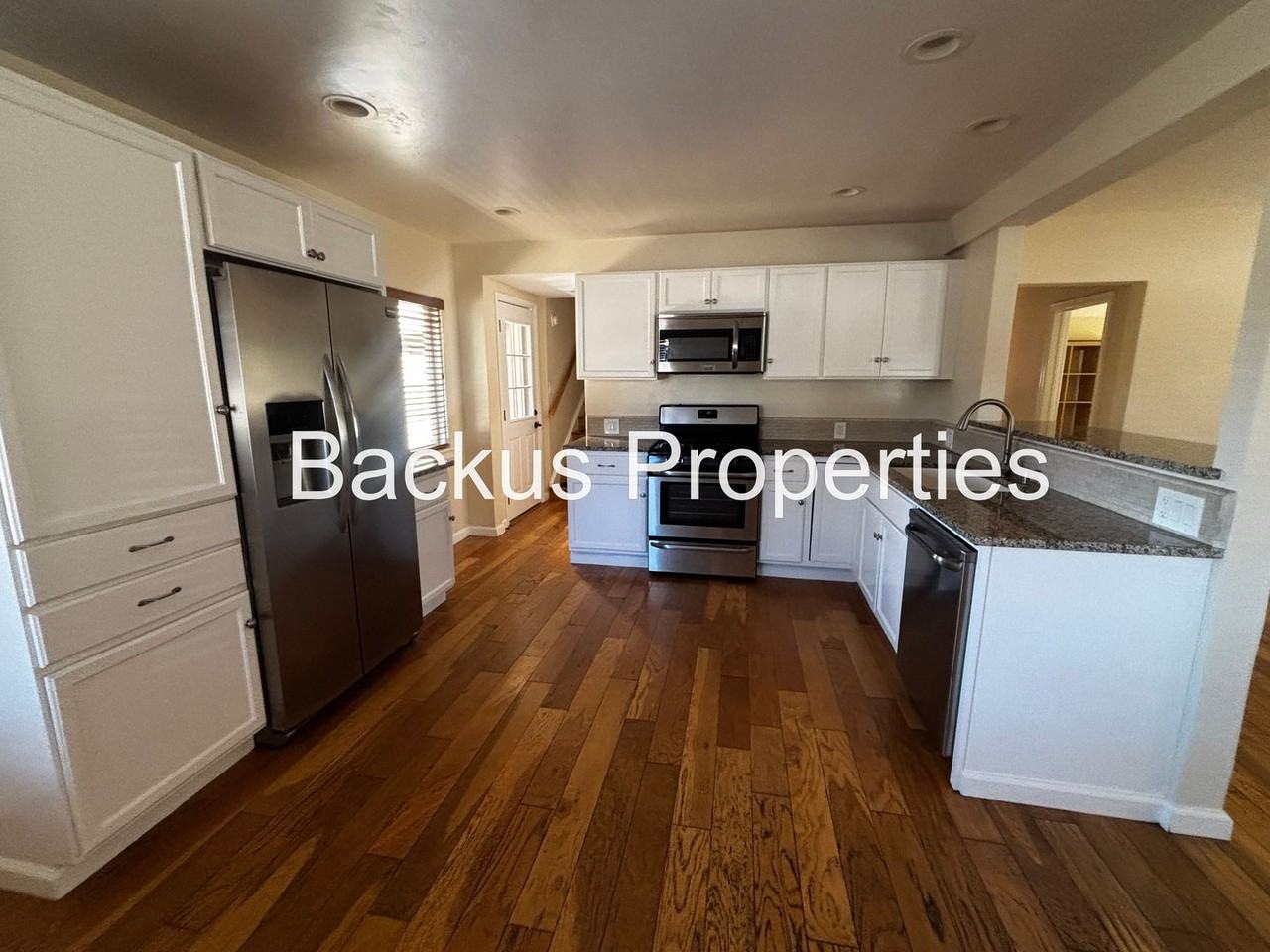 684 Alice St - Photo 7 of 28